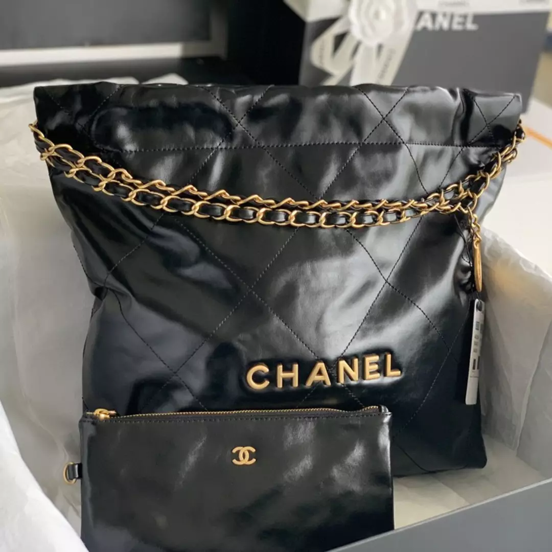 CHANEL 22 Small Handbag in Black