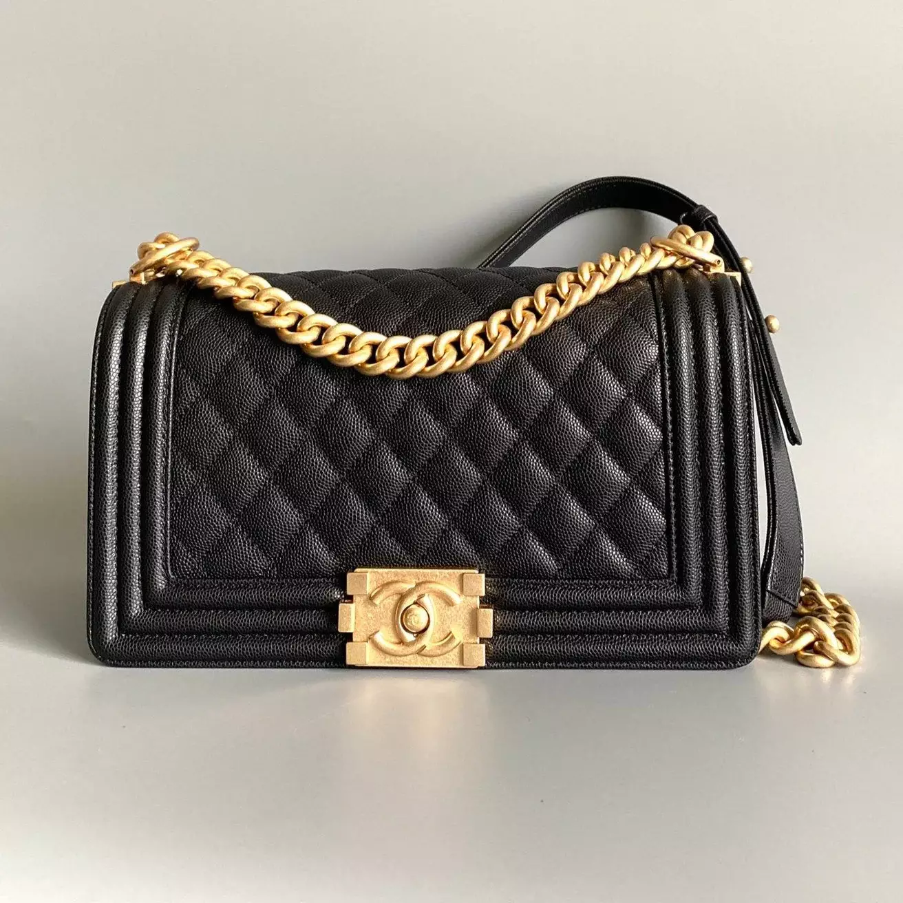 CHANEL MEDIUM 25 BOY BAG IN BLACK LAMBSKIN GOLD HARDWARE