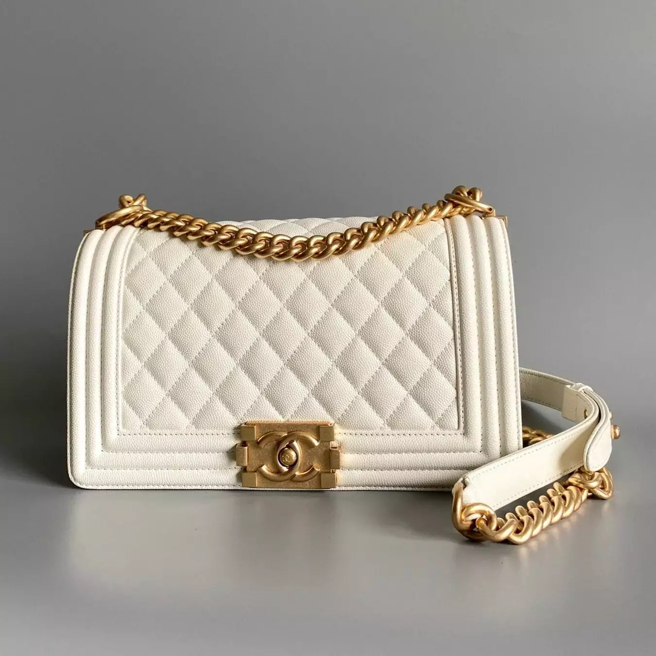CHANEL MEDIUM 25 BOY BAG IN WHITE LAMBSKIN GOLD HARDWARE