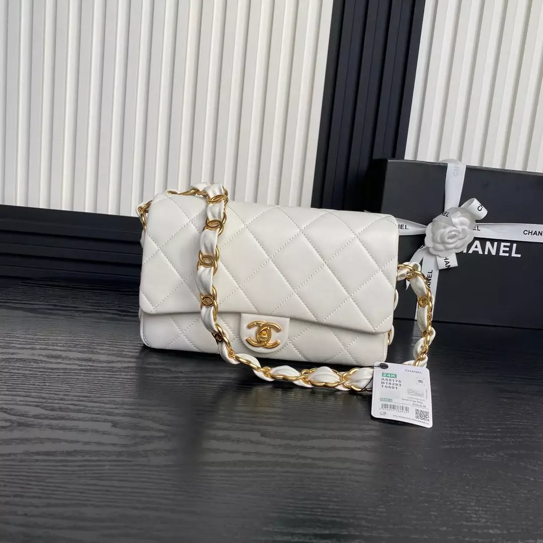 CHANEL MEDIUM FLAP BAG 26 IN WHITE CALFSKIN GOLD DOUBLE C THICK CHAIN